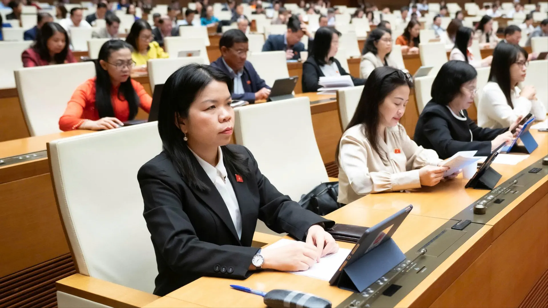 Quốc hội thông qua 30 luật và 4 Nghị quyết